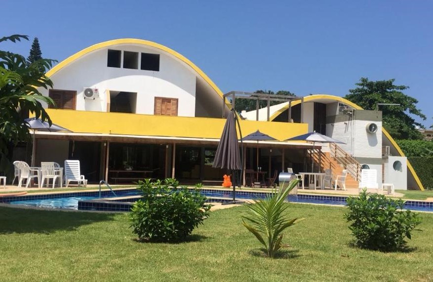 Após uma reforma, sem deixar perder o charme de suas linhas arquitetônicas e o verde muito predominante na propriedade, inauguramos a Pousada Boutique, que hoje oferece além de serviço de hospedagem, um ambiente familiar e tranquilo, restaurante e uma amp